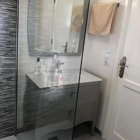 Book Jet - Ursula Top Floor & Speedy Wifi Apartment